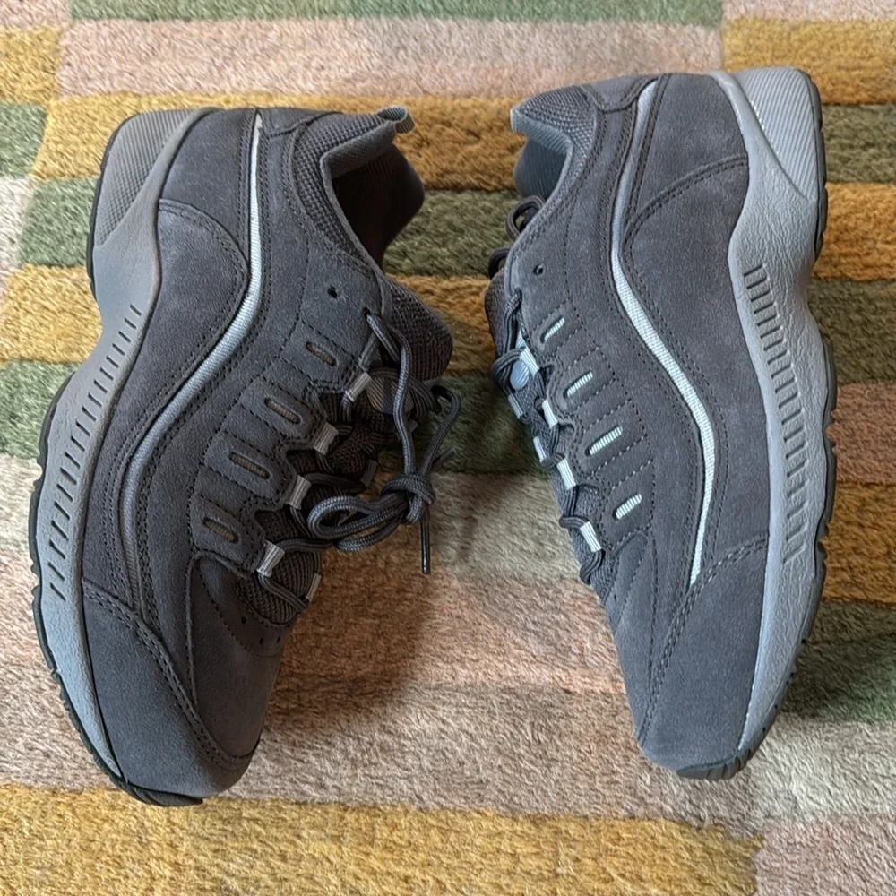 New in box Easy Spirit Women's Romy Suede Walking Shoe size 8M wide